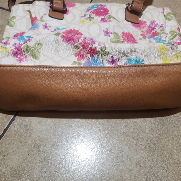 White Multi-compartment Floral Shoulder Bag - Picture 7 of 9